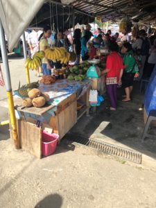 地元の市場、果物＆おやつが売られています。