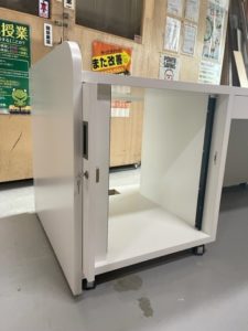 大学講義室用操作卓　垂直収納扉　鍵付き