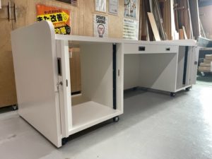 大学講義室用操作卓　垂直収納扉