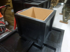 黒く塗装された木箱