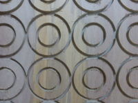 加工したドーナツ型のベニヤ板