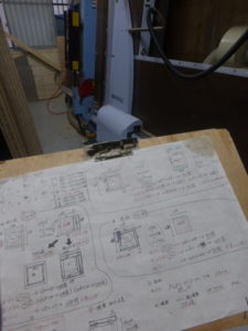 作った木箱の図面です。後ろにはパネルソー